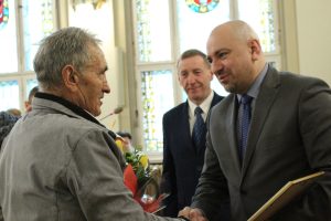 Franciszek Surmiński otrzymuje odzanczenia z rąk burmistrza